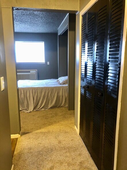 919 SW Tyler St, Topeka, KS à vendre - Photo de l’immeuble – Image 2 sur 17