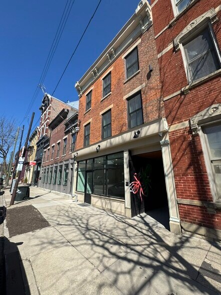 1704 Elm St, Cincinnati, OH à louer - Photo de l’immeuble – Image 2 sur 7