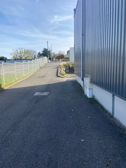 Local d'activités dans Sérézin-du-Rhône à vendre - Photo de l’immeuble – Image 3 sur 11