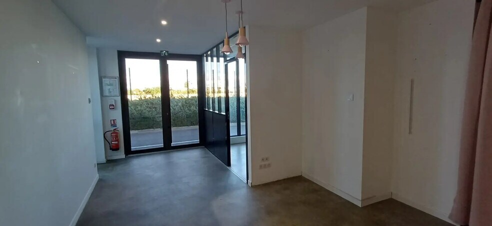 Bureau dans Mauguio à louer - Photo de l’immeuble – Image 2 sur 9