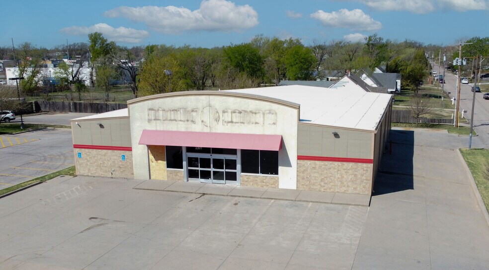 2301 S Seneca St, Wichita, KS à vendre - Photo de l’immeuble – Image 1 sur 2