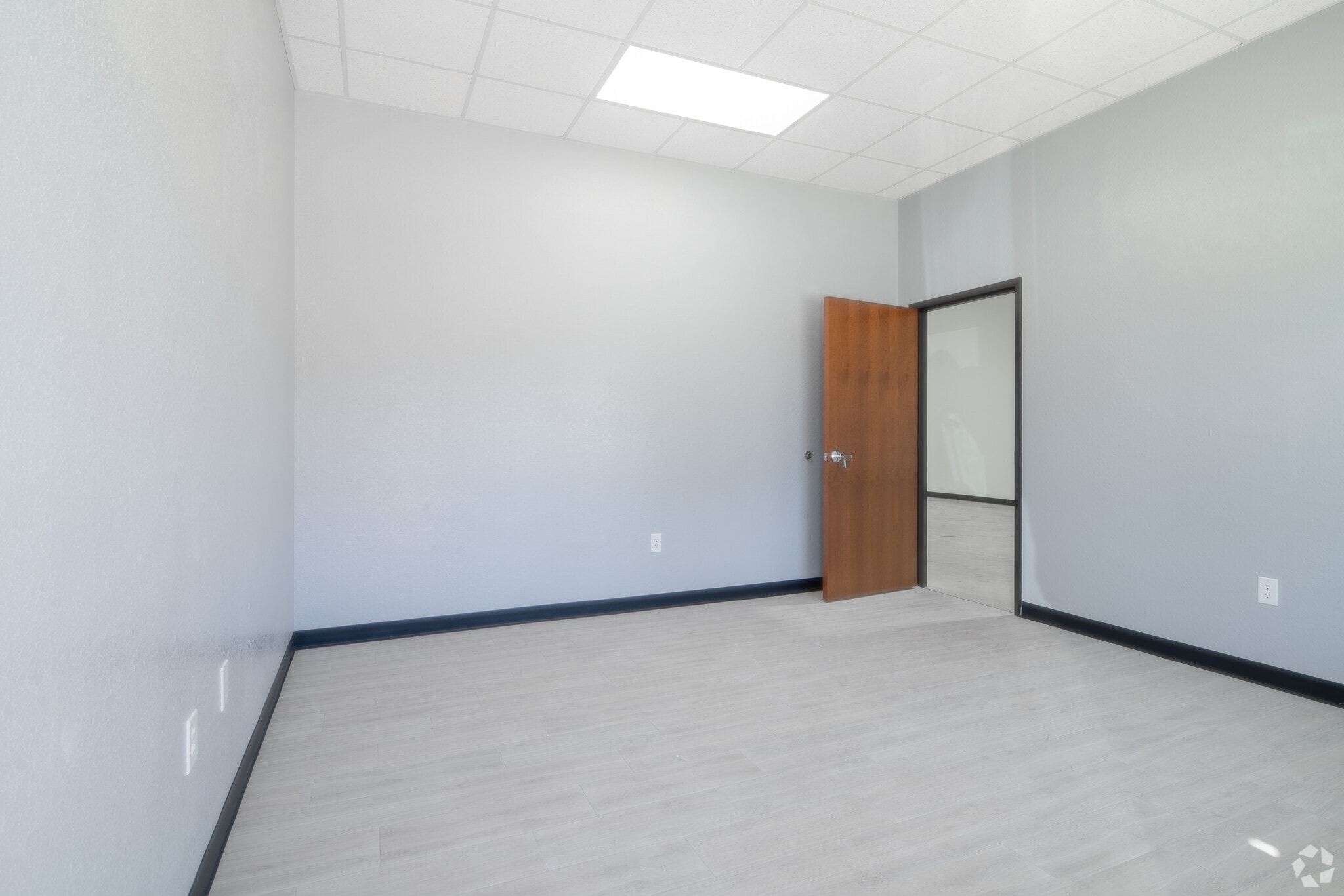 10927 Fredericksburg Rd, San Antonio, TX à louer Hall d’entrée– Image 1 sur 5