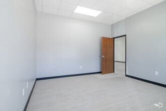 10927 Fredericksburg Rd, San Antonio, TX à louer Hall d’entrée– Image 1 sur 5