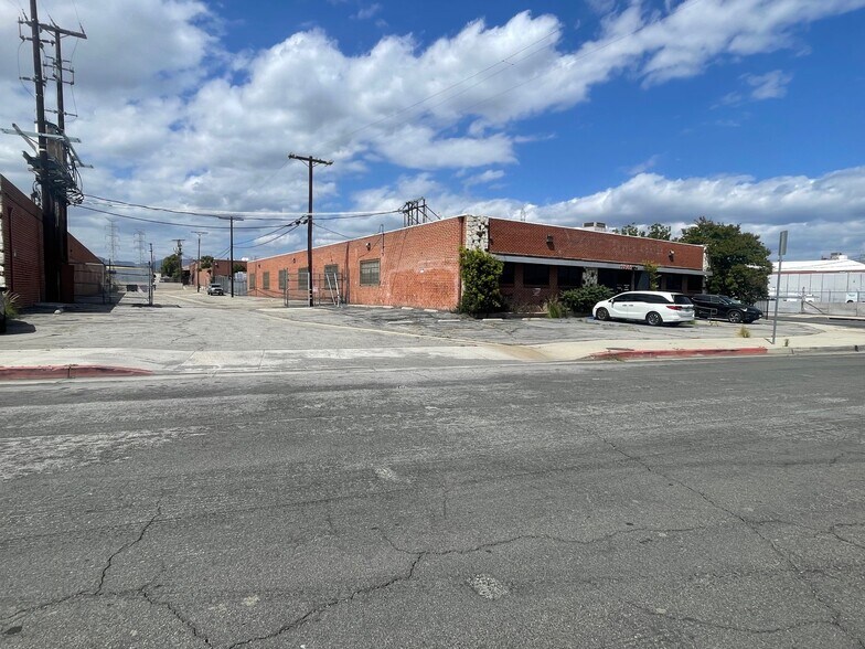 11961 Sherman Rd, North Hollywood, CA à louer - Photo de l’immeuble – Image 2 sur 5