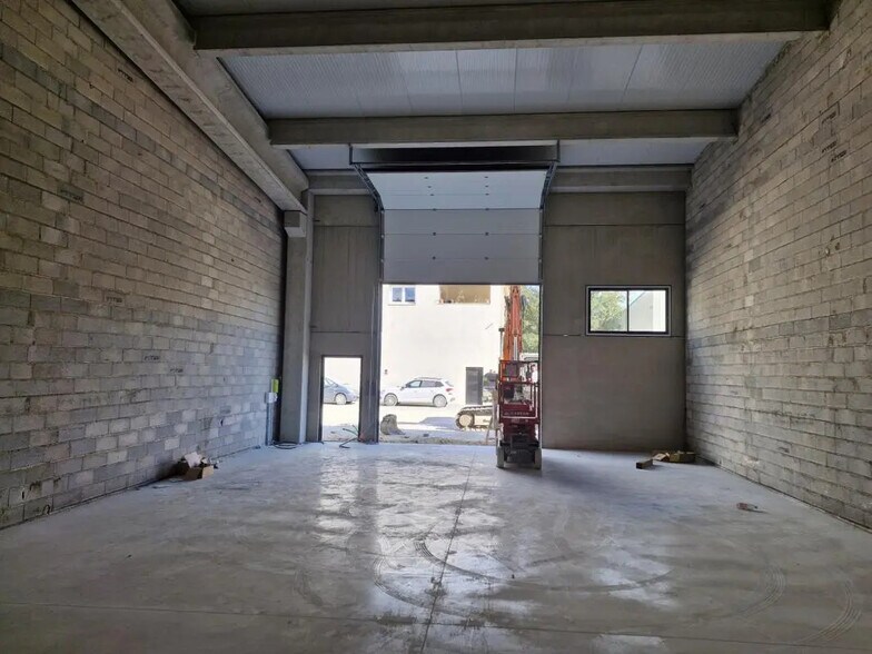 Local d’activités dans Montauroux à louer - Photo de l’immeuble – Image 2 sur 5