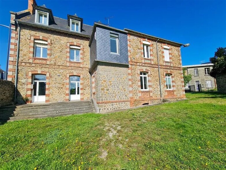 Bureau dans Saint-Brieuc à vendre - Photo de l’immeuble – Image 1 sur 10