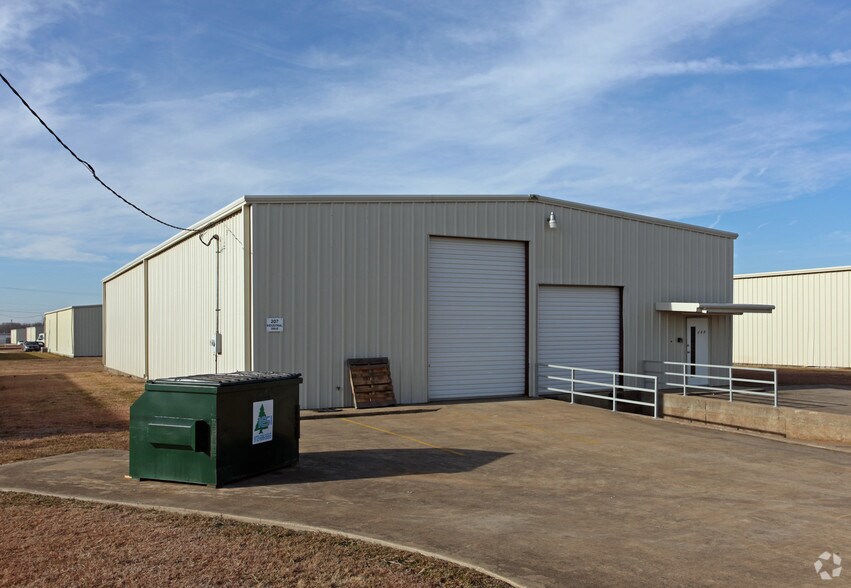 207 Industrial Dr, Forney, TX à louer - Photo de l’immeuble – Image 3 sur 3