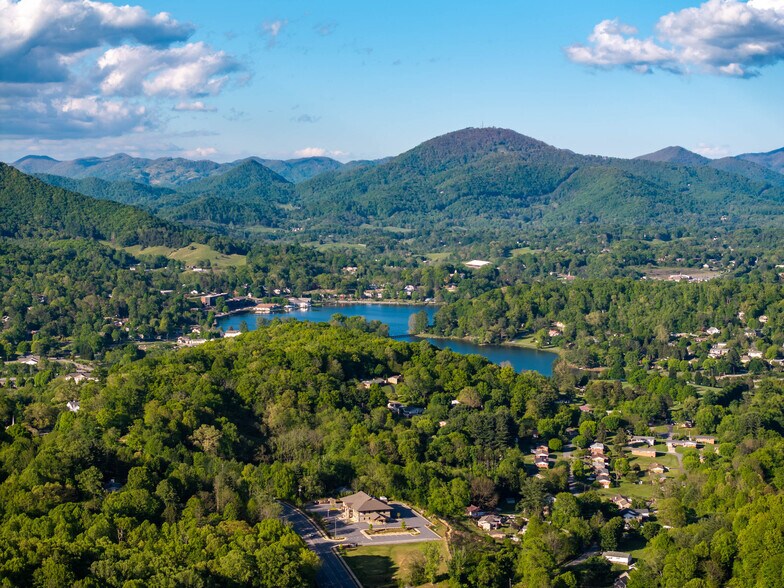 99999 Russ Ave, Waynesville, NC à vendre - Photo de l’immeuble – Image 3 sur 11