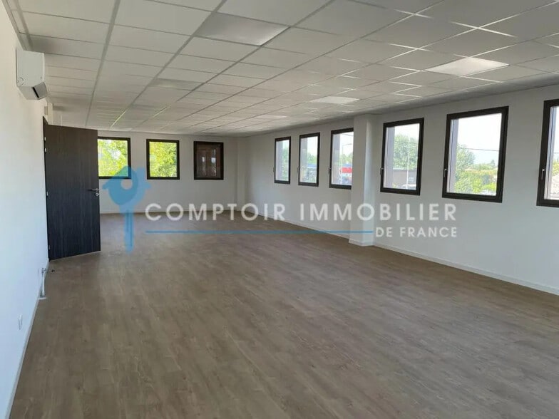 Local d’activités dans Le Thor à louer - Photo intérieure – Image 2 sur 2
