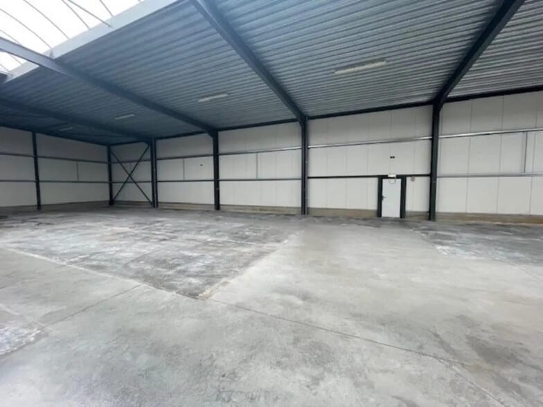 Local d’activités dans Escaudain à louer - Photo de l’immeuble – Image 3 sur 23