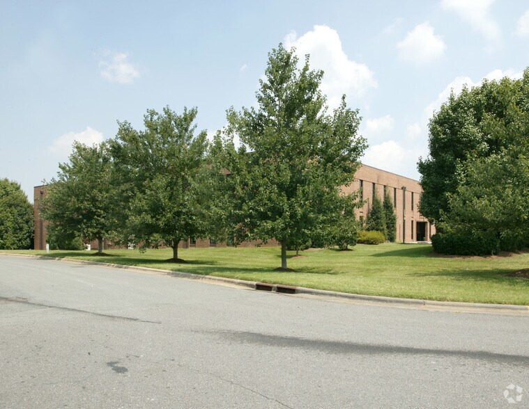 3921 Westpoint Blvd, Winston-Salem, NC à louer - Photo de l’immeuble – Image 2 sur 5
