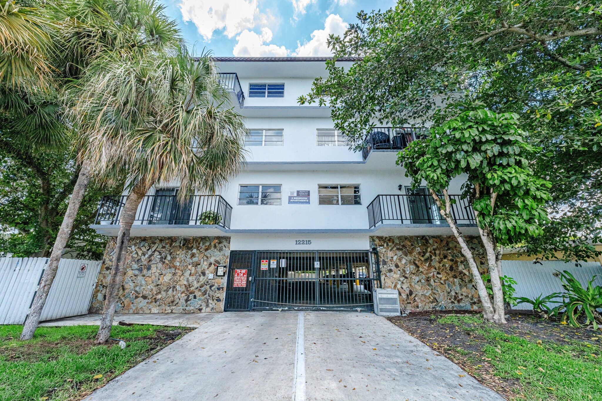 12215 W Dixie Hwy, North Miami, FL à vendre Photo de l’immeuble– Image 1 sur 11