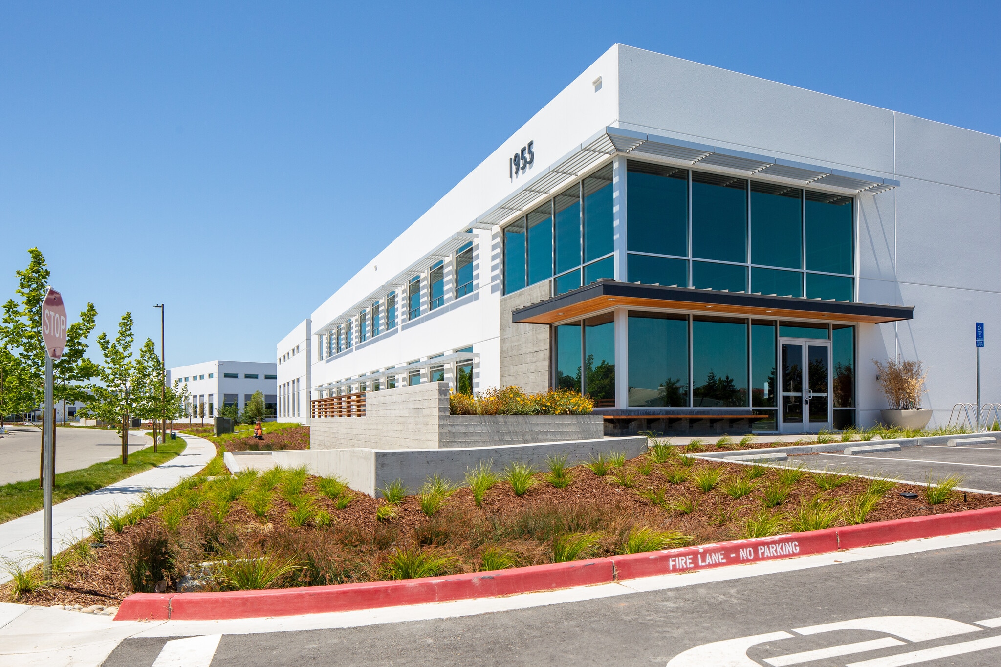 2115 North Loop Rd, Alameda, CA à louer Photo de l’immeuble– Image 1 sur 12
