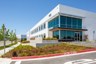 2115 North Loop Rd, Alameda, CA à louer Photo de l’immeuble– Image 1 sur 12