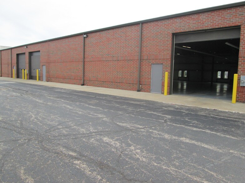 1016 Airpark Dr, Sugar Grove, IL à louer - Photo principale – Image 2 sur 25