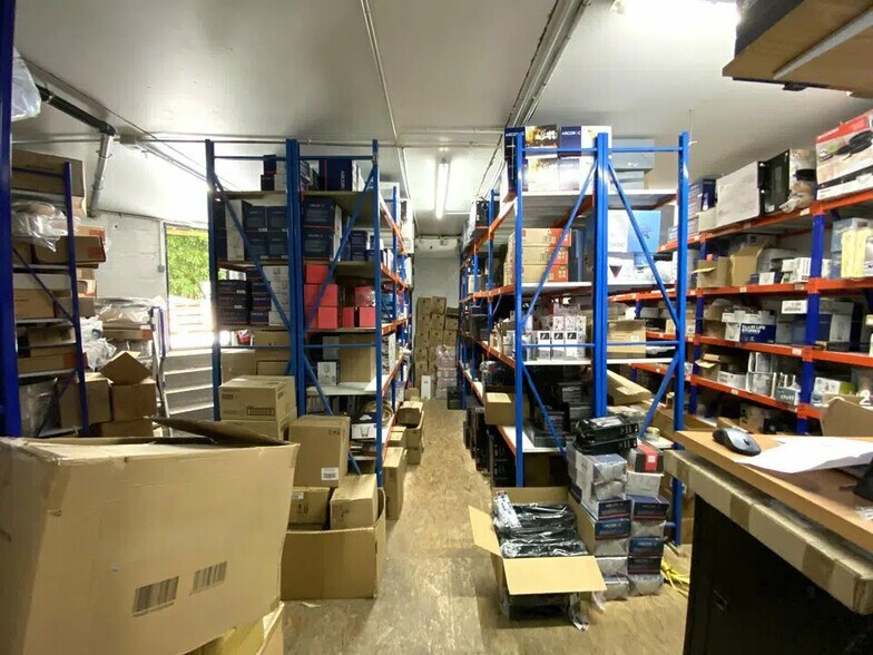 Industriel/Logistique dans Vallauris à louer - Photo de l’immeuble – Image 2 sur 12