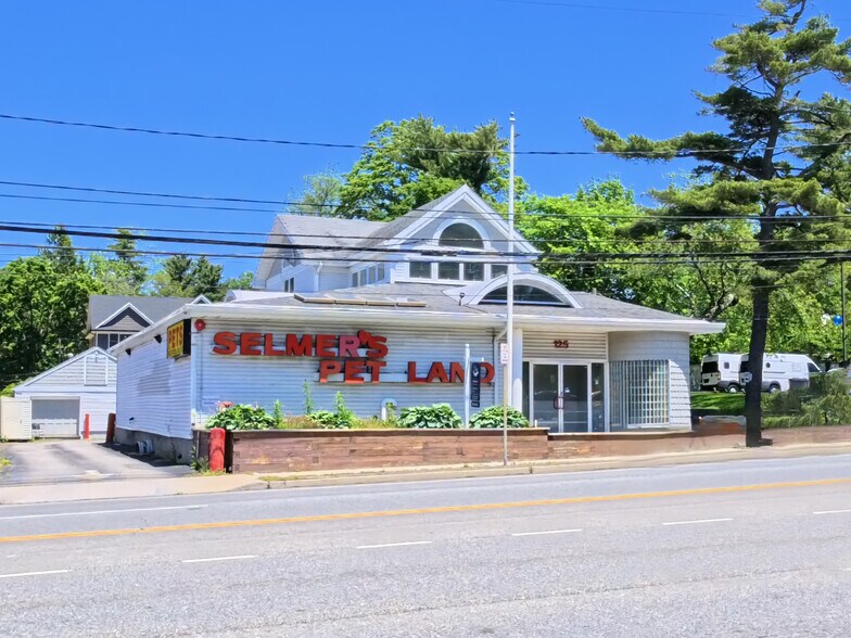125 E Jericho Tpke, Huntington Station, NY à louer - Photo de l’immeuble – Image 1 sur 18