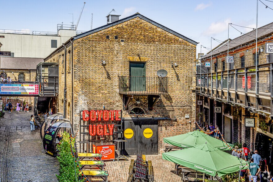 Chalk Farm Rd, Londres à louer - Photo principale – Image 1 sur 3
