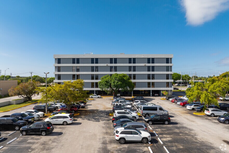 111 NW 183rd St, Miami, FL à louer - Photo de l’immeuble – Image 3 sur 17