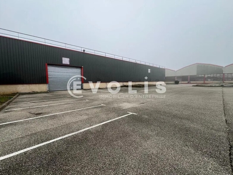 Bureau dans Vénissieux à louer - Photo de l’immeuble – Image 3 sur 9