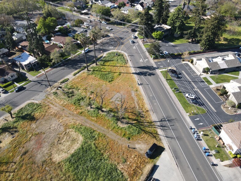 1015 E Main St, Turlock, CA à vendre - Photo de l’immeuble – Image 2 sur 5