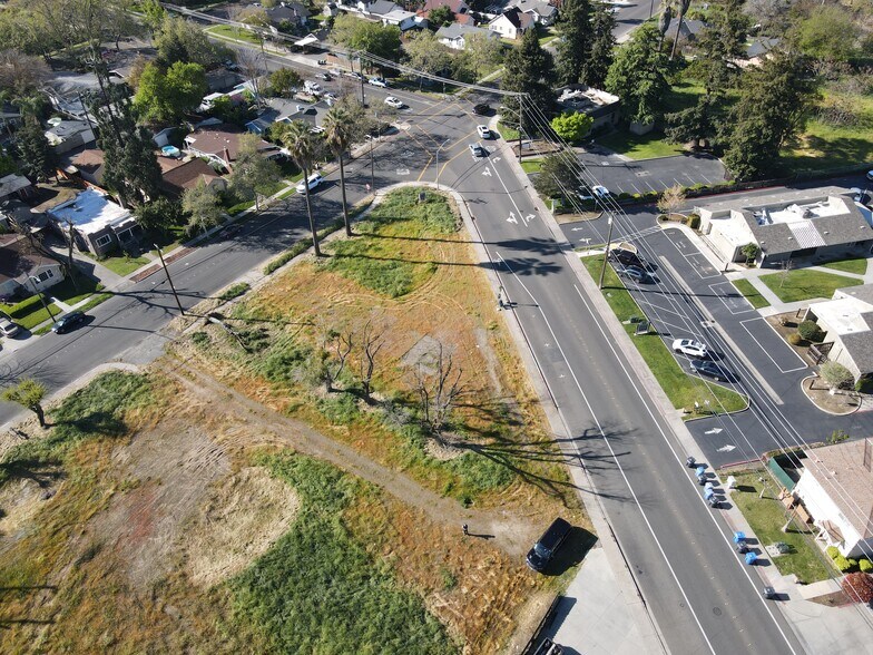 1015 E Main St, Turlock, CA à vendre - Photo de l’immeuble – Image 3 sur 5