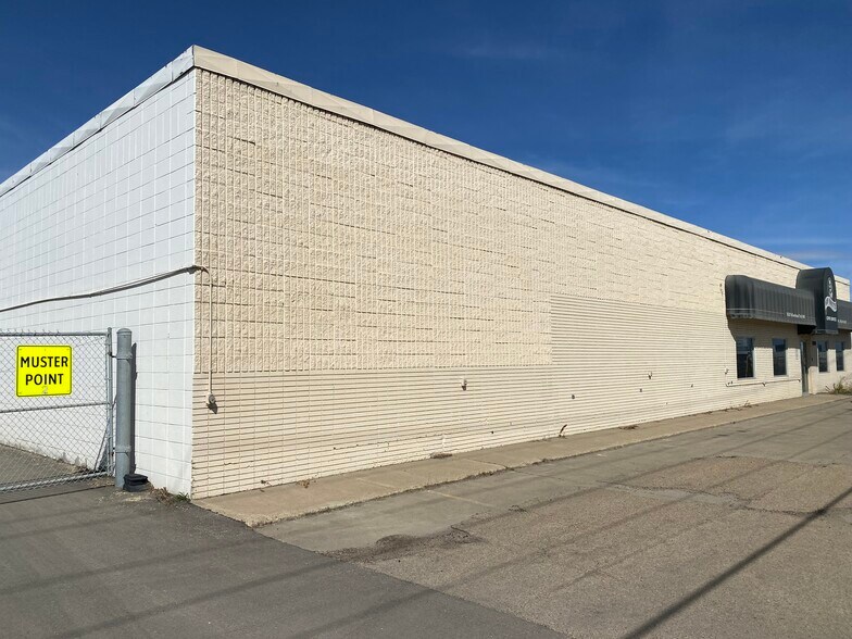 7620 Yellowhead Trl NW, Edmonton, AB à vendre - Photo de l’immeuble – Image 2 sur 10
