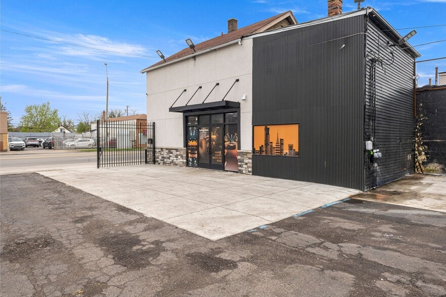 19420 W Warren Ave, Detroit, MI à vendre - Photo principale – Image 1 sur 14