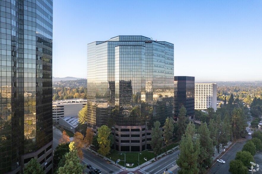 21650 Oxnard St, Woodland Hills, CA à louer - Photo de l’immeuble – Image 2 sur 8