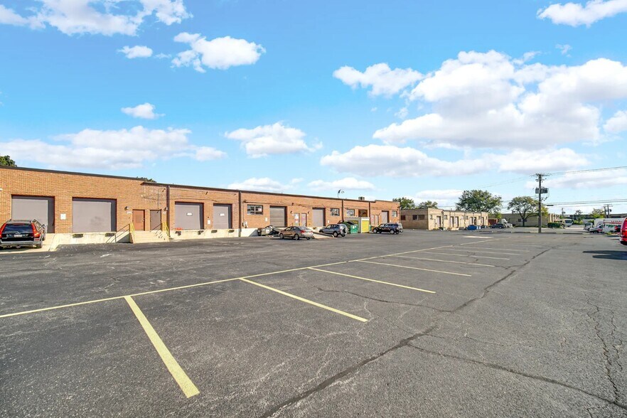2425-2435 Devon Ave, Elk Grove Village, IL à louer - Photo de l’immeuble – Image 2 sur 6