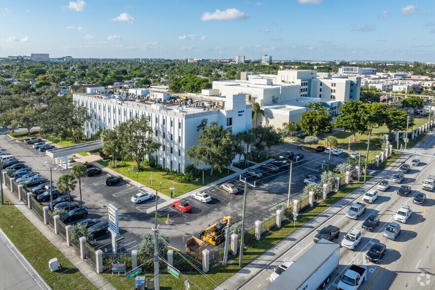 5601 N Dixie Hwy, Oakland Park, FL à louer - Photo principale – Image 1 sur 4