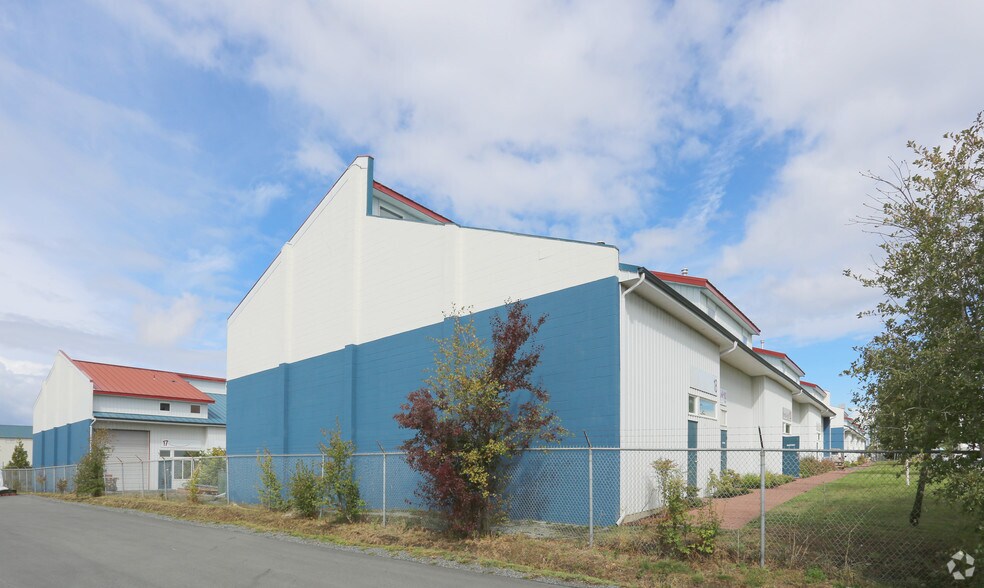 2075 W Henry Ave, Sidney, BC à vendre - Photo de l’immeuble – Image 3 sur 9