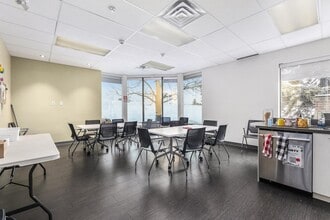 6 Antares Dr, Nepean, ON à louer Photo de l’immeuble– Image 2 sur 7