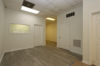 4347 W Fullerton Ave, Chicago, IL à louer Photo intérieure– Image 2 sur 5