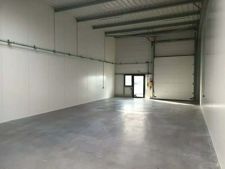 Local d’activités dans Dieppe à louer - Photo de l’immeuble – Image 3 sur 6