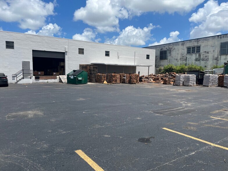 155-171 SE 10th Ave, Hialeah, FL à louer - Photo de l’immeuble – Image 2 sur 5