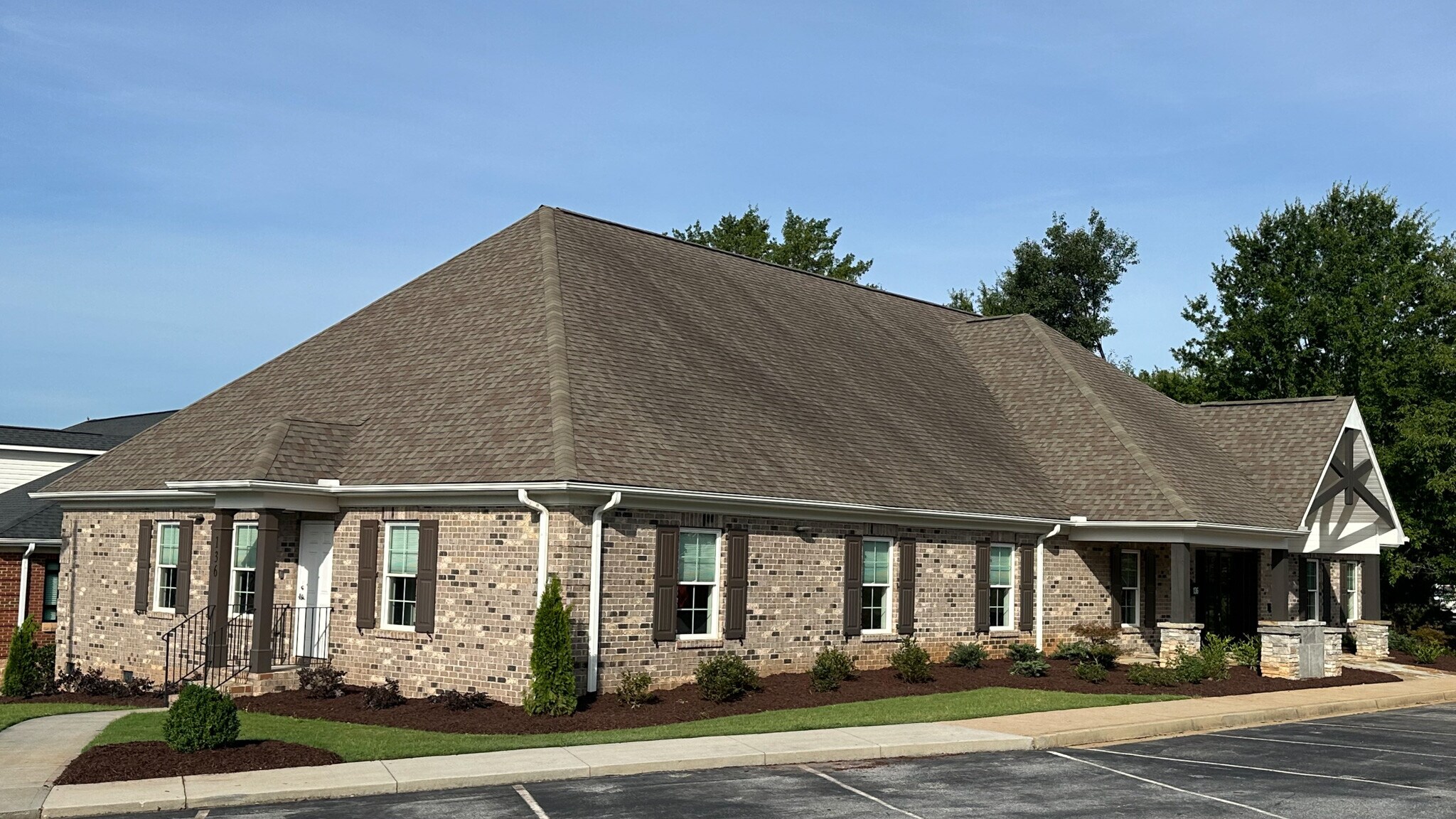136 Milestone Way, Greenville, SC à louer Photo de l’immeuble– Image 1 sur 19