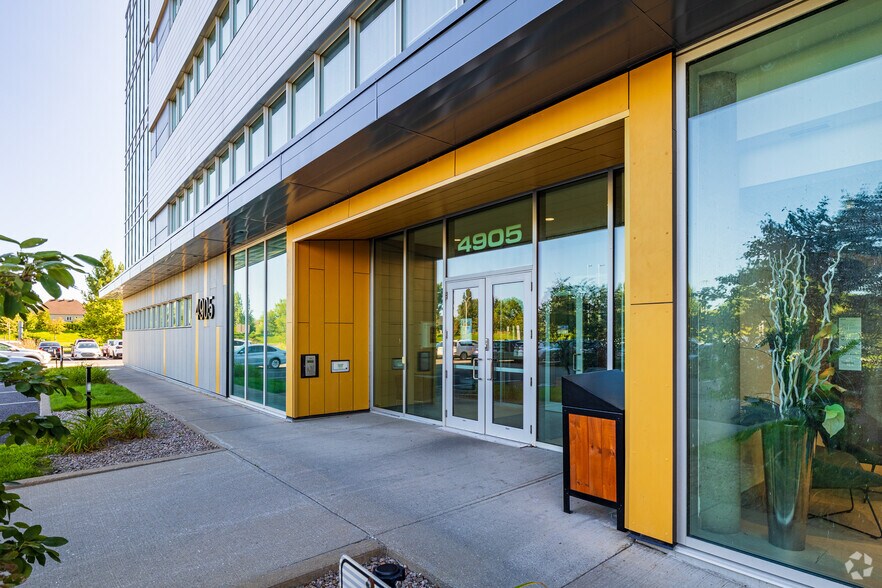 4905 Boul Lapinière, Brossard, QC à louer - Photo de l’immeuble – Image 3 sur 7