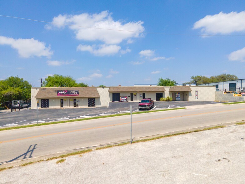 10919-10927 Iota Dr, San Antonio, TX à louer - Photo de l’immeuble – Image 2 sur 11