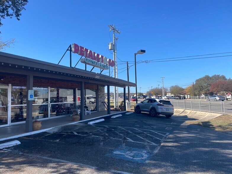 1515 N Walnut Ave, New Braunfels, TX à louer - Photo de l’immeuble – Image 2 sur 23