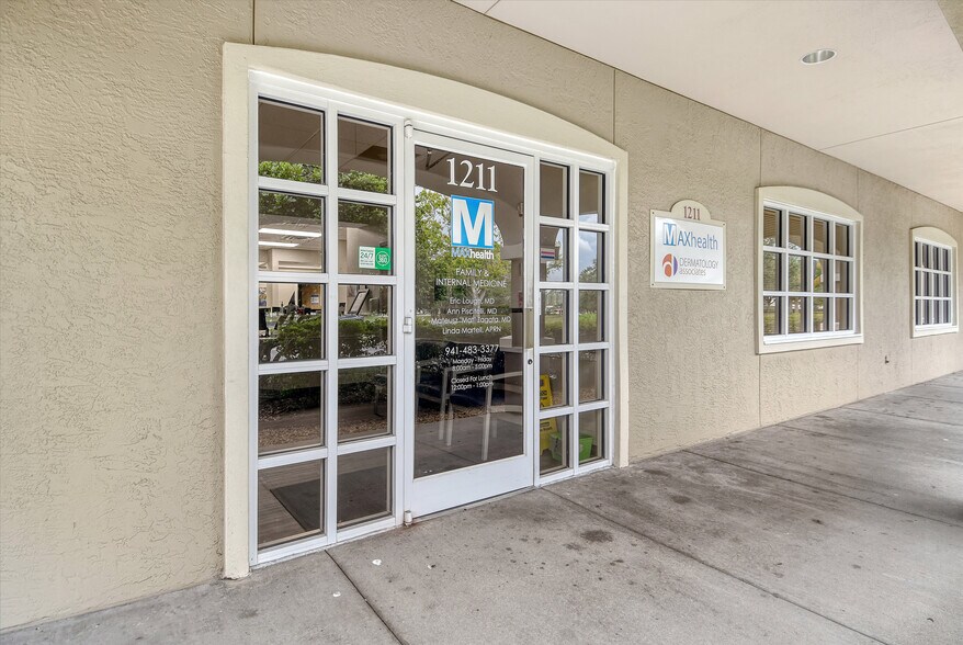 1211 Jacaranda Blvd, Venice, FL à vendre - Photo de l’immeuble – Image 2 sur 3