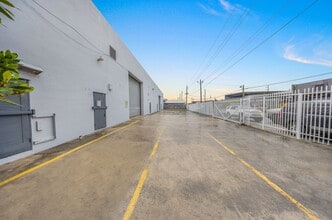 3061 NW 24th St, Miami, FL à louer Photo de l’immeuble– Image 1 sur 18