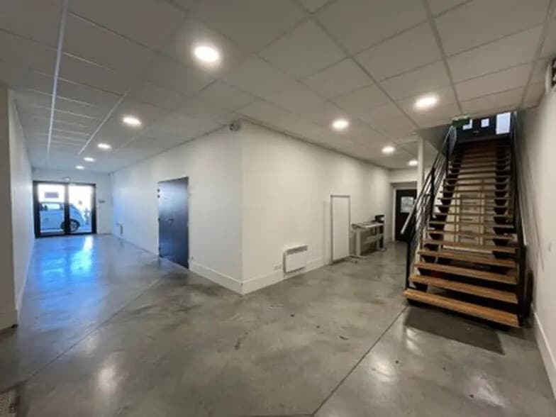 Bureau dans Vaulx-en-Velin à louer - Hall d’entrée – Image 2 sur 16