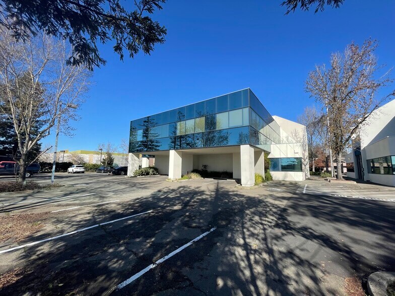 191 Lynch Creek Way, Petaluma, CA à louer - Photo de l’immeuble – Image 2 sur 9