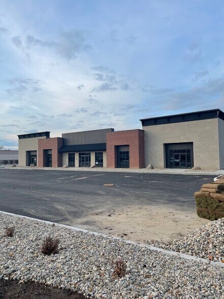 1021 E Kercher Rd, Goshen, IN à louer - Photo de l’immeuble – Image 2 sur 11