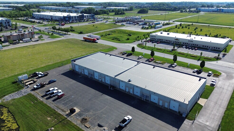 340-370 N Commerce Parkway Dr W, Greenwood, IN à louer - Photo de l’immeuble – Image 3 sur 3