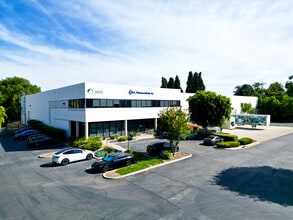 3420 Pomona Blvd, Pomona, CA à louer Photo de l’immeuble– Image 1 sur 4