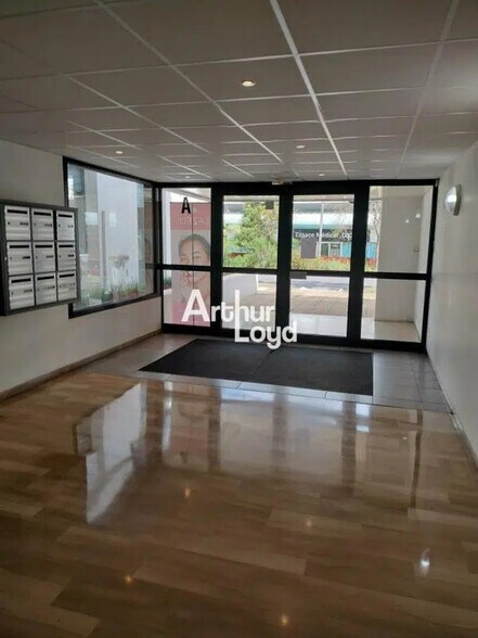 Bureau dans Saint-Laurent-du-Var à louer - Photo de l’immeuble – Image 2 sur 5