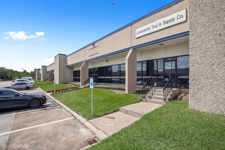 6001-6021 S Loop Fwy E, Houston, TX à louer - Photo de l’immeuble – Image 2 sur 11