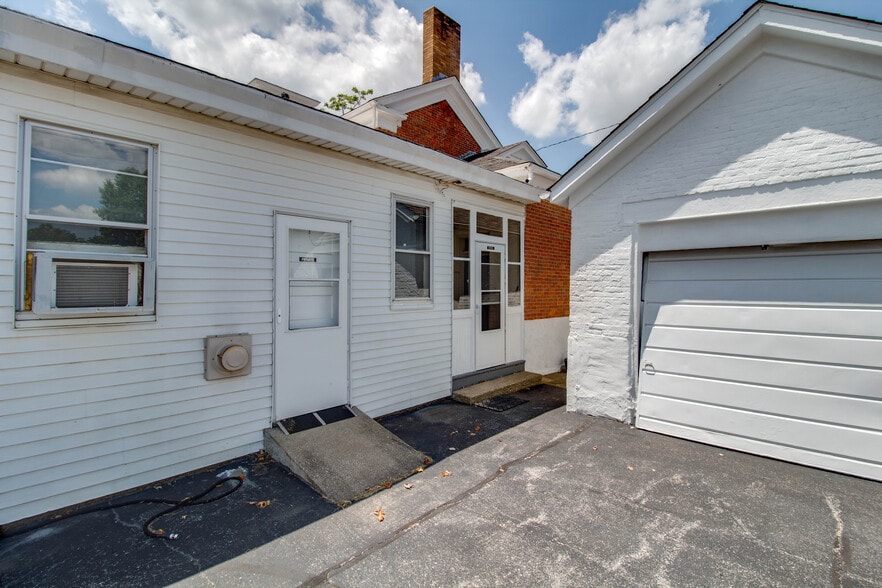 212 E Main St, Carlinville, IL à vendre - Photo de l’immeuble – Image 3 sur 44